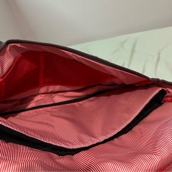 COPY - HERSCHEL SUPPLY CO. CHARCOAL CROSSHATCH POP QUIZ MESSENGER BAG - Picture 6 of 7